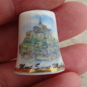 Vintage French porcelainen thimble thimbleful souvenir of Mont Saint Michel in France. ( B 38 )