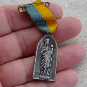 Religious antique silver plated catholic medal pendant charm medallion Holy Virgin Mary Association Des Pelerinages Picards with ribbon. L 9