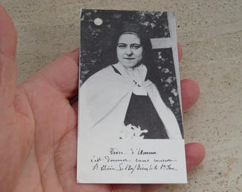Rara tarjeta religiosa antigua francesa católica con relicario y trozo de tela tocado en la iglesia de Santa Teresa de Lisieux. (UU 30)