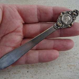 Segnalibro cattolico antico religioso francese art deco placcato argento tagliacarte della Santa Vergine Maria, souvenir di Lourdes. 9