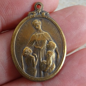 Antieke Franse art nouveau koperen medaille hanger bedel medaillon met een familie van la Fleur de l&#39;Orpheline. ( 16 )