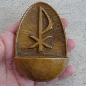 Pila de agua bendita católica antigua de madera, de estilo religioso, de la Virgen María, con crucifijo. (Pág. 31)