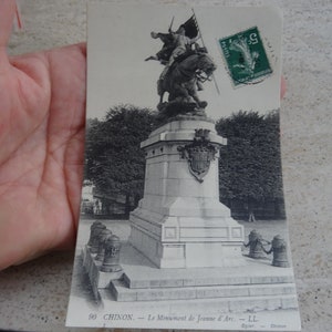El francés vintage usó postal postal con la estatua del monumento de Juana de Arco Juana de Arco con el recuerdo del monumento de Chinon. ( 2 )
