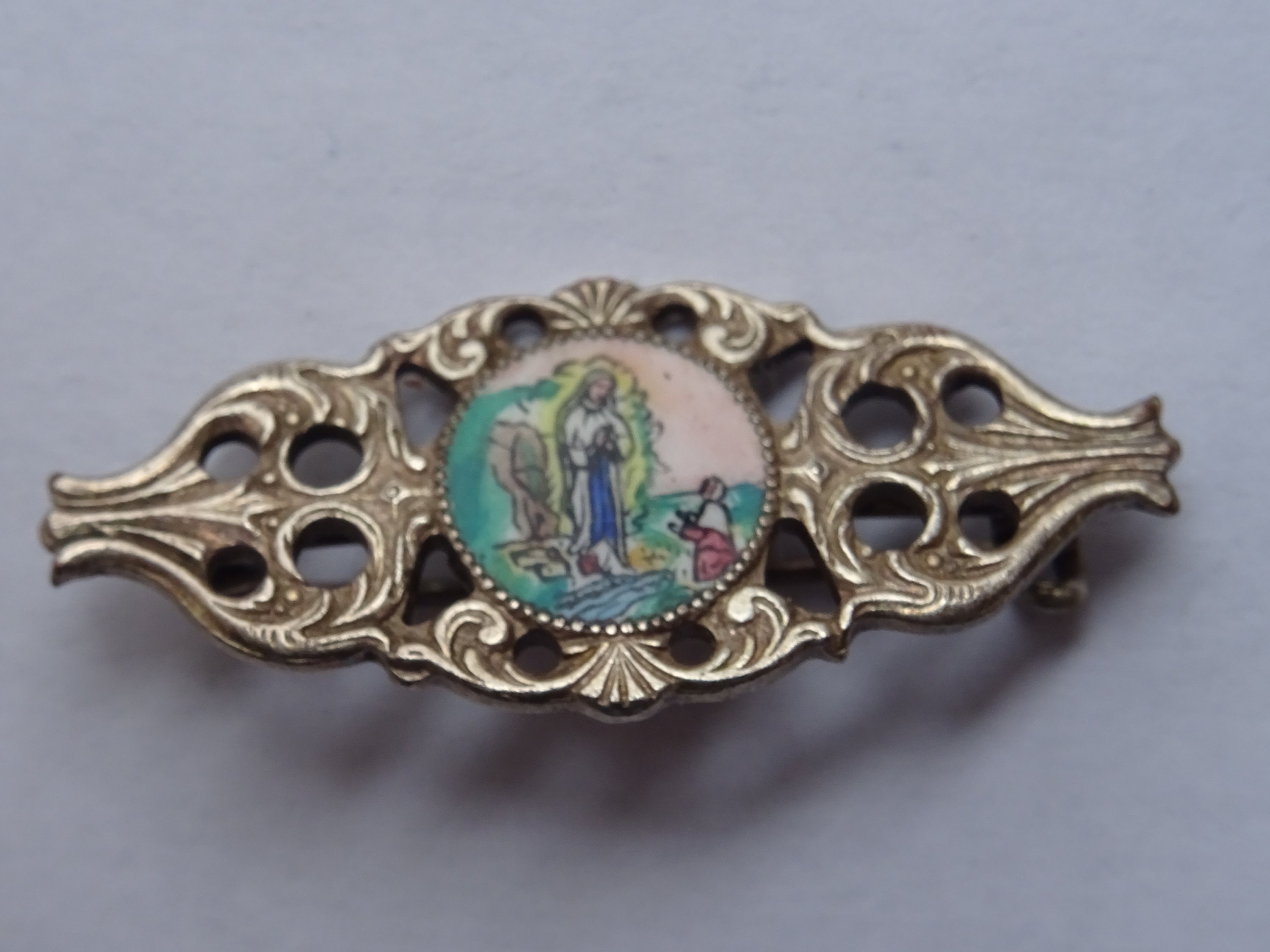 Broche Ancienne En Métal Argenté - Motif Religieux Vierge Marie - Relique Lourde - Vintage