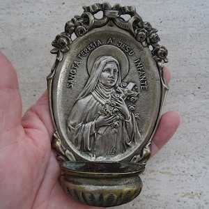 Pila de agua religiosa francesa plateada de Santa Teresita de Lisieux. ( R 21 )