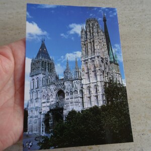 Vintage französische unbenannte Postkarte mit Statue Jeanne d'Arc Jeanne des Bogens Souvenir der Kathedrale von Rouen. ( E 35 )