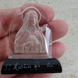 Religious antique French catholic altar chapel pocket shrine of Saint Therese souvenir of Saint Martin de Re. ( !8 )