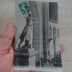 El francés vintage usó postal postal con la estatua del monumento de Juana de Arco Juana de Arco con el recuerdo del monumento de Chinon. ( 2 )