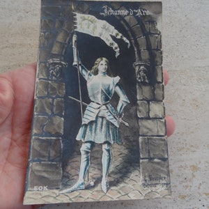 Postal francesa vintage sin usar con estatua conmemorativa de Jehanne d'Arc Juana de Arco con recuerdo del monumento de Orleans. ( D 11 )