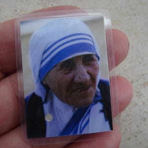 Religious shrine card with relic of Mother Teresa, now Saint Teresa of Calcutta Kalkutta. ( E 8 )