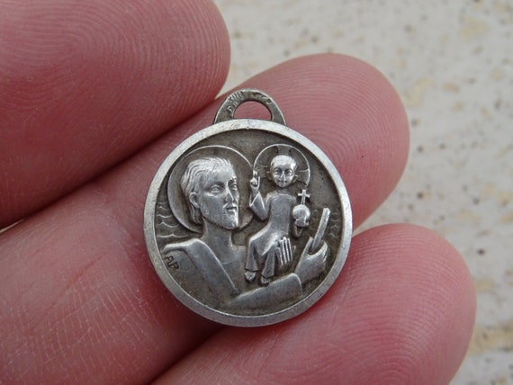 Médaille de Saint Christophe Argenté/bleu 3 cm Pour voiture : :  Cuisine et Maison