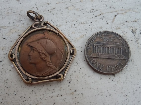 Pendentif Médaille Ancien En Cuivre Doré - Profil Féminin Style Art Nouveau - Occasion