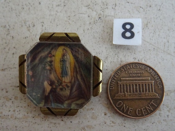 Broche Vierge Marie - Sainte Bernadette à La Grotte De Lourdes - Métal Argenté Terni - Occasion