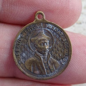 Religieuze antieke Franse koperen katholieke medaille hanger medaillon Heilige charme van Sint Ignatius van Loyola.  (B 20a)