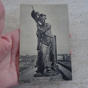 Antigua postal francesa sin usar con estatua de Juana de Arco Joan recuerdo de Orleans. ( F 21 )