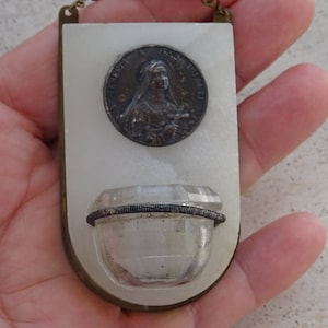Pila de agua bendita de mármol, antigua pila católica francesa religiosa de cristal con medalla plateada de Santa Teresita de Lisieux. ( 22 )