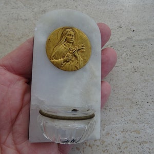 Pila de agua bendita de mármol, antigua pila católica francesa de vidrio con medalla vermeil de Santa Teresita de Lisieux. ( A 1 )