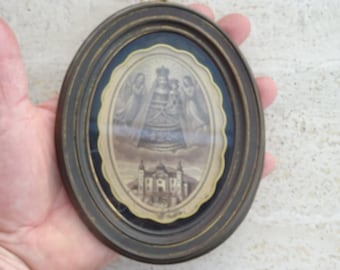 Religiöses Medaillon mit Anhänger, gemalt hinter Glas, das die Heilige Jungfrau Maria mit Engeln und Cherubim in Österreich darstellt. ( 23 Z)