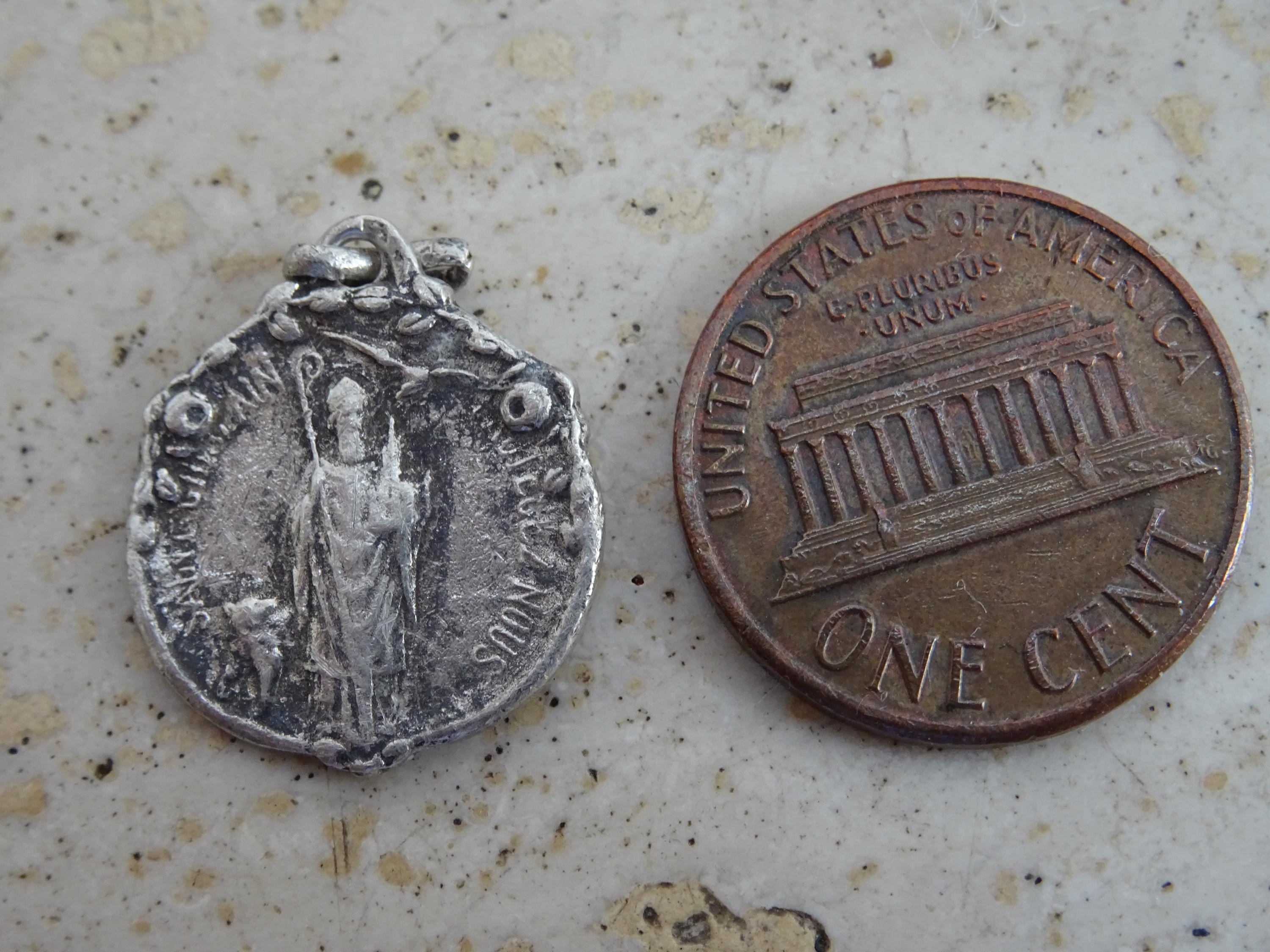 **聖ゲルマヌス（Saint Germain）**のメダイ Religious Antique French Silver Plated Catholic Medal Pendant