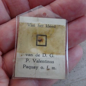 Religieus katholiek kaartschrijn met reliekschrijn van de heilige Paterke van Hasselt, broer Valentinus Paquay. ( j 6 )
