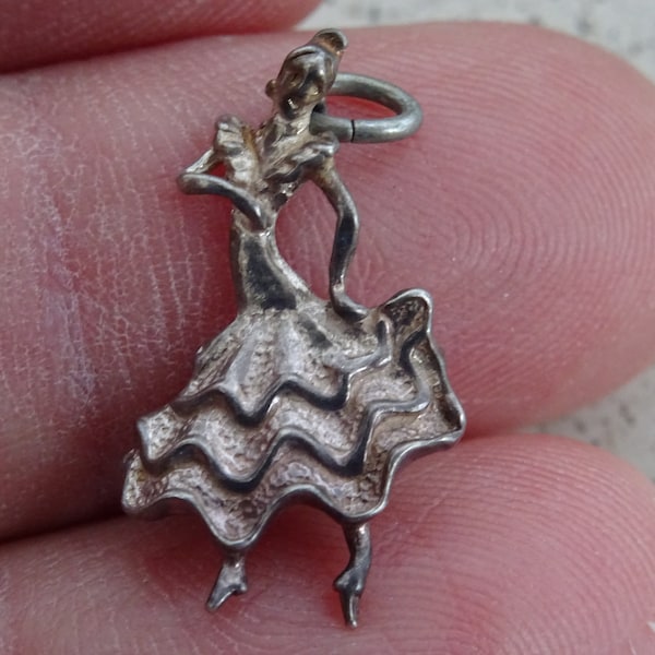 médaillon de breloque pendentif espagnol vintage en argent d’une danseuse de flamenco en action. ( L 3 )