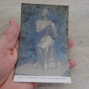 Antieke Franse gebruikte ansichtkaart met standbeeld van Jeanne d'Arc Jeanne d'Arc met zwaard souvenir van Moulins. (G31)