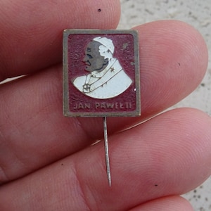 Religious vintage catholic medal pin of papa Pope John Paul II.  (  29  )