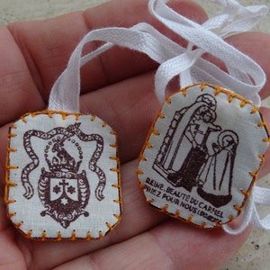 Reliquia antica religiosa cattolica scapolare reliquiario santuario carte immagini della Santa Vergine Maria con Bambino Gesù Santo attaccato alla corda. L 11