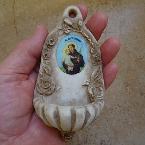 Pila de agua bendita antigua francesa religiosa con crucifijo y recuerdo de San Antonio de Padua. ( Siglo VII )