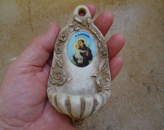 Religieuze antieke Franse ketel wijwatervat met kruis kruisbeeld en Sint-Antonius-souvenir van Padua. (C7)