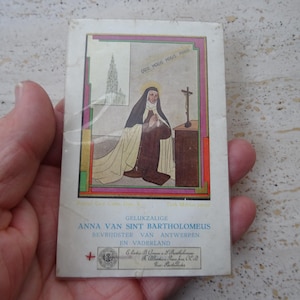 Religieus katholiek kaartschrijn met relikwie van de kleding van Sint-Anna van Sint-Bartholomeus. ( TT 35 )