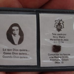 Religiöses katholisches Schreinkartenreliquiar mit Reliquie aus dem Tuch der seligen Heiligen-Schwestermutter Maria Maravillas de Jesus. ( k4 )