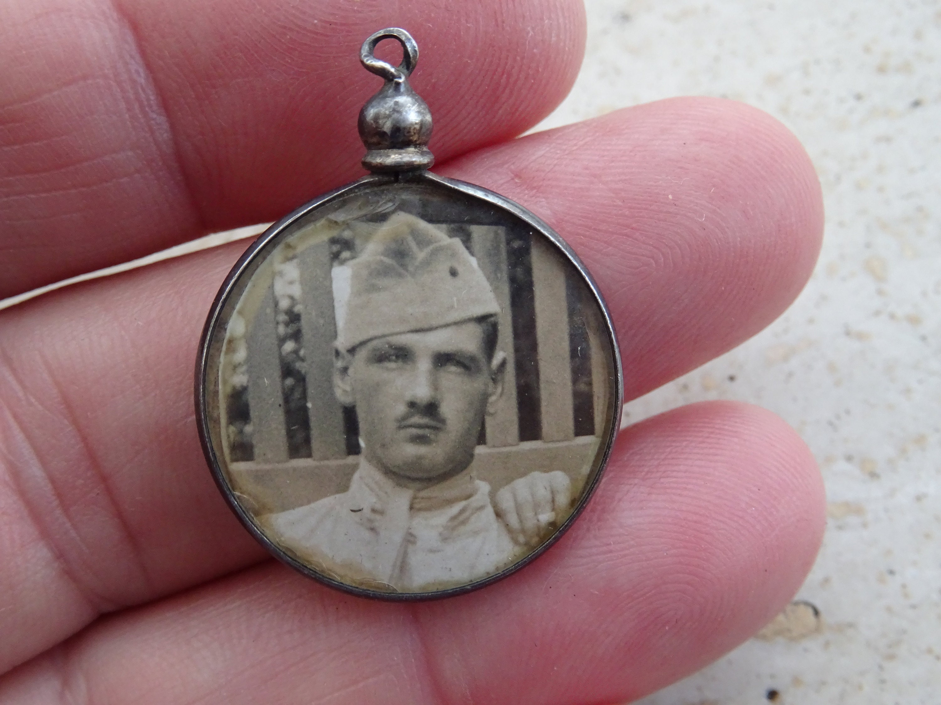 Broche Ancienne Médaillon Militaire - Porte-photo Reliquaire - Argenté - Occasion Vintage