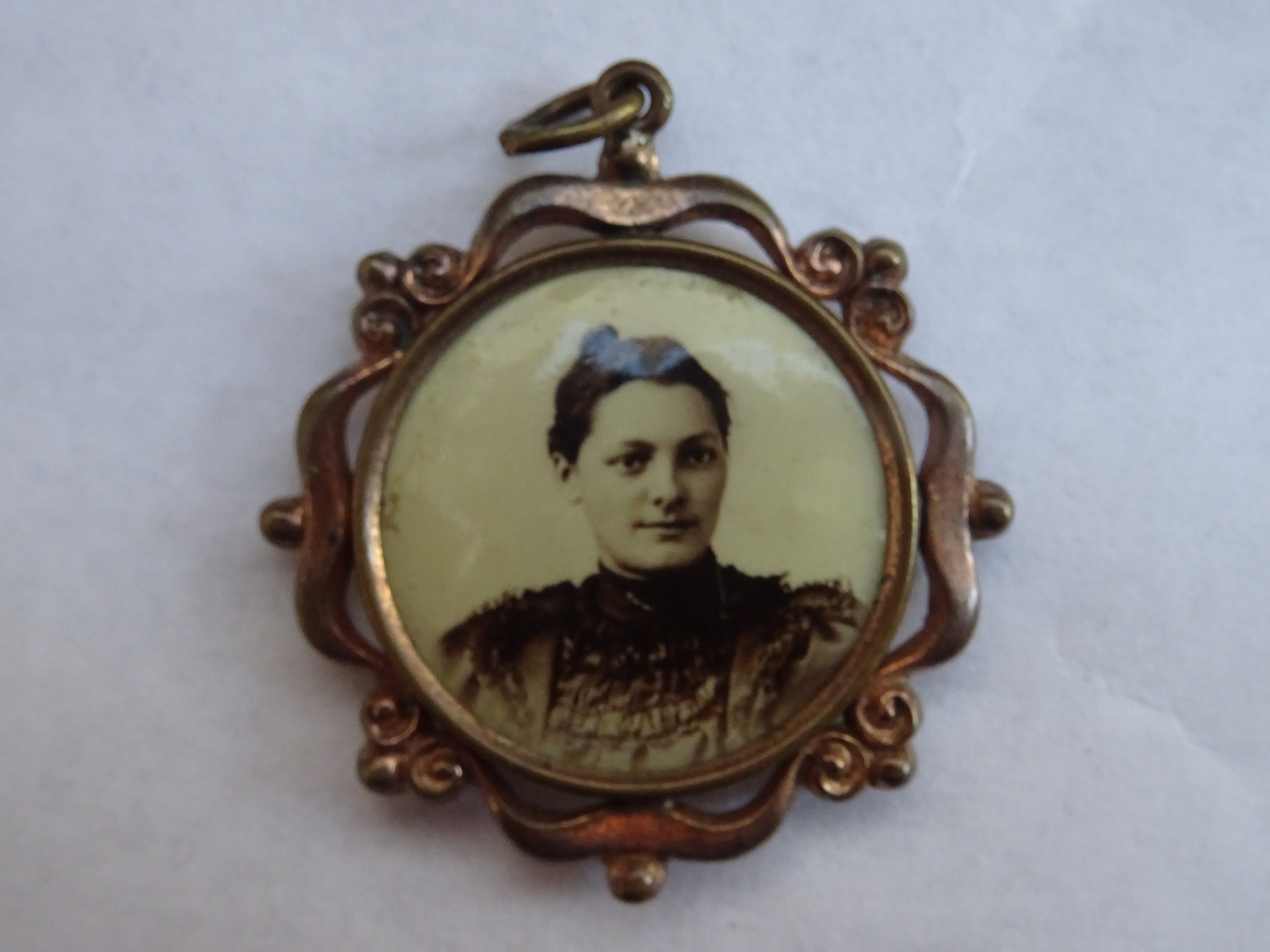 Pendentif Ancien Porte-photo En Cuivre - 3.87g, Dimensions 4x3.3cm, Avec Une Vitre, Occasion