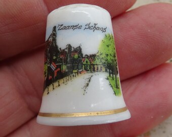 Vintage porcelainen thimble thimbleful souvenir Zaanse schans of the Netherlands Holland. ( A m 19 )