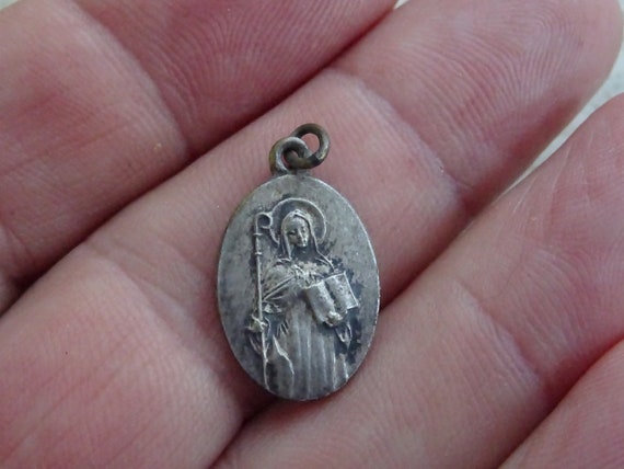 Ancien Pendentif Argenté Religieux – Bijou Breloque Créateur Vintage