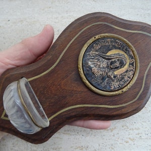 Pila de agua bendita de madera, antigua pila católica francesa de vidrio con medalla de cobre de Santa Teresita de Lisieux. ( U 30 )