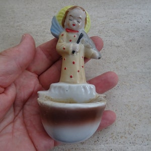 Pia de água benta religiosa católica francesa em porcelana com anjos da guarda, querubins e putti com violino. (K 22)