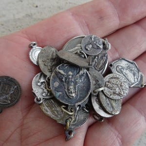 24 religieuze antieke Franse katholieke verzilverde medailles hangers medaillons Heilige charmes medaillons van de oude wereld (12)