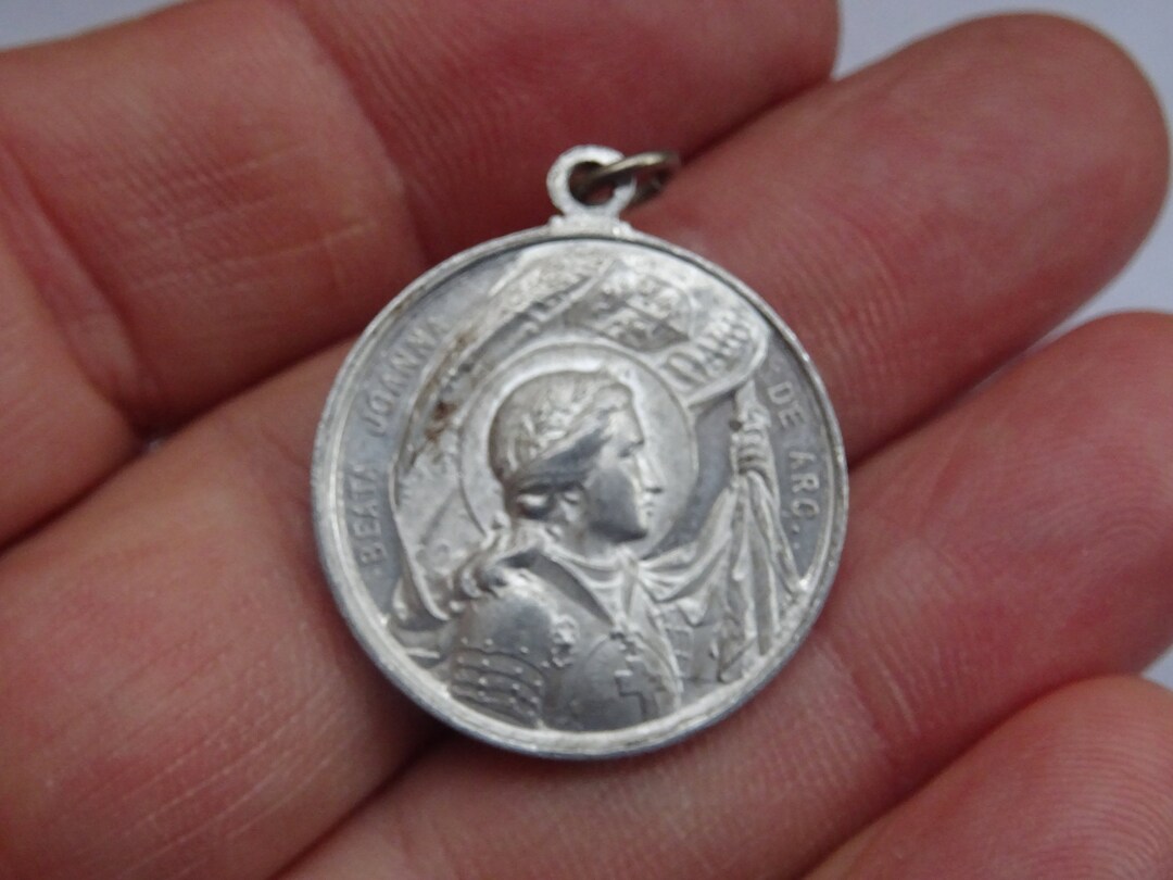 Médaillon médaille miraculeuse à suspendre, ruban bleu céleste et anneau Médaillon médaille miraculeuse à suspendre, ruban bleu céleste et anneau