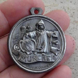Vintage silvered medal charm pendant medallion souvenir of München Munnich with buildings in that town. E 14