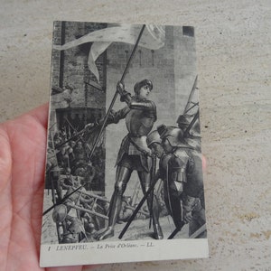 Antieke Franse ongebruikte postkaart met standbeeld van Jehanne d'Arc Jeanne d'Arc met spandoek. ( F 44 )