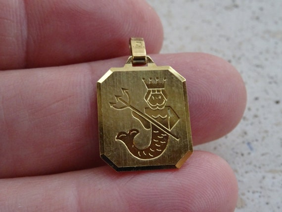 ヴィンテージ ヴェルメイユ ゴールド メッキ (マーク付き) 星座メダル チャーム メダリオン ペンダント サイン 水瓶座 (ウォーターマン) 26  - Etsy 日本 ヴェルメイユ　ヴィンテージネックレス　イタリアンヴィンテージ　ブロカント