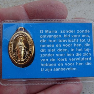 Tarjeta religiosa católica plastificada con medalla vermeil interior de Santísima Virgen María Nuestra Señora Medalla Milagrosa de Nuestra Señora de las Gracias. ( 25 )