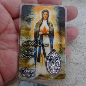 Carta religiosa cattolica plastificata con all'interno medaglia argentata della Santa Vergine Maria Madonna della Scoglio. ( A 6 )