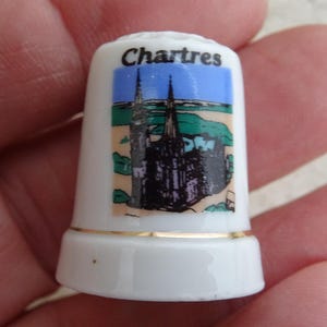 Vintage porcelainen thimble thimbleful souvenir of Chartres in France. ( i i 12 )