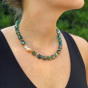Stilvolle große barocke Perle und grüne Würfel chunky asymmetrische Halskette Eleganter Statement-Schmuck für Frauen Geburtstagsgeschenk für sie Jubiläum