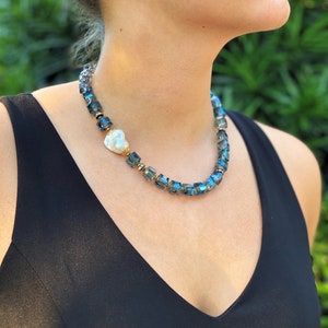 Stilvolle große barocke Perlen und blaue Würfel chunky asymmetrische Halskette Eleganter Statement-Schmuck für Frauen Geburtstagsgeschenk für sie Jubiläum