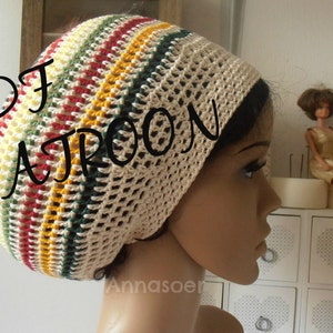 Op de afbeelding: Een witte gehaakte beanie met rode, gele en groene strepen. De beanie zit op een mannequinhoofd. De tekst "PDF PATROON" is zichtbaar in de afbeelding.