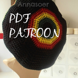 Op de afbeelding: Een zwarte gehaakte beanie met een rood, geel en groen cirkelontwerp. De beanie heeft de tekst "PDF PATROON" erop.